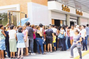 Persisten colas para comprar comida en Zulia