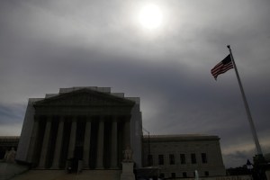 Corte Suprema de EEUU invalida parte de ley que protege derecho al voto de minorías
