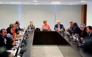 Dilma Rousseff se reúne con líderes políticos para negociar plebiscito