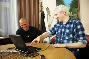 Assange denuncia “militarización” de Internet ante preocupados tecnólogos