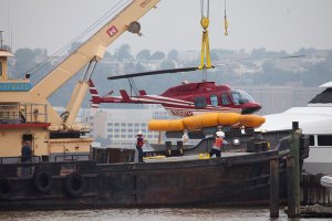 Helicóptero con turistas aterriza de emergencia en el río Hudson