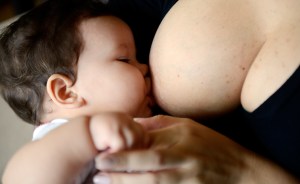 Las madres extrovertidas son más propensas a amamantar a su bebé