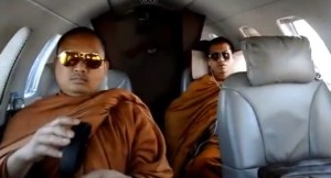 Polémica en Tailandia por imágenes de monjes budistas en jet privado (Video)