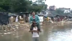 Reporta una inundación desde los hombros de una víctima (Video)