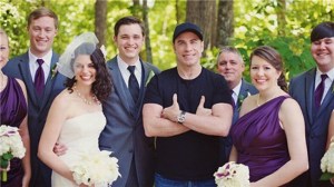 John Travolta se colea en una boda