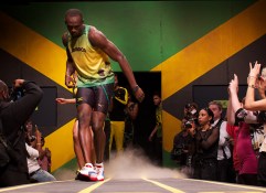 Usain Bolt manejó un bólido de Fórmula 1  (Video)