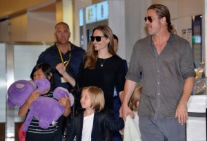 Angelina Jolie y Brad Pitt aterrizan en Tokio con tres de sus hijos (Fotos)