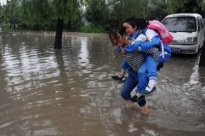 Suben a 200 los fallecidos por inundaciones y tifones en China