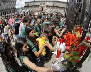 Así pusieron flores, velas y ofrendas a Santiago por las víctimas del tren de Galicia (Fotos)