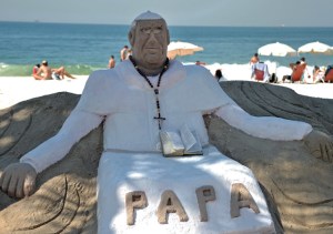 Un Papa “relajado” en su escultura de arena en Copacabana