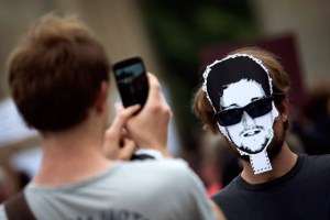 Snowden podría permanecer en el aeropuerto de Moscú hasta seis meses
