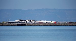 La cola del avión tocó la pista al aterrizar en San Francisco