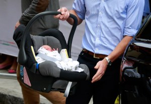 Así salieron del hospital Kate, Guillermo y el bebé real (Fotos)