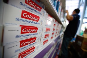 Colgate-Palmolive reduce pronóstico de ganancia tras devaluación del bolívar