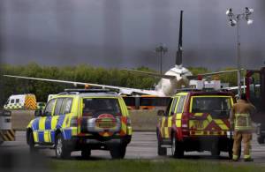 Cierran aeropuerto en Londres tras incendio en un avión (Fotos)