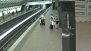 Hombre en silla de ruedas cae a rieles del metro de Washington (Video)