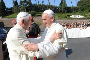 Los dos papas vuelven a abrazarse durante la inauguración de una estatua (Foto)