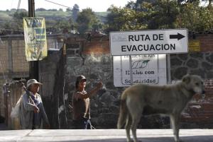 Cierran aeropuerto de Puebla por caída de cenizas del volcán Popocatépetl