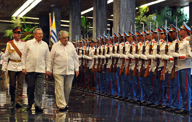 Raúl Castro recibió a su homólogo José Mujica en el Palacio de la Revolución (Fotos)