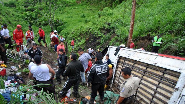 Siete muertos y 35 heridos deja accidente de autobús en Ecuador