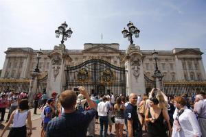 Dulce espera en el Palacio de Buckingham (Fotos y Video)
