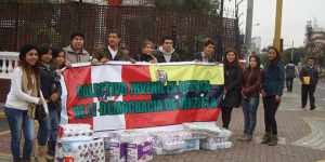 Mira como jóvenes peruanos donan papel tualé a embajada venezolana en Lima (FOTOS)