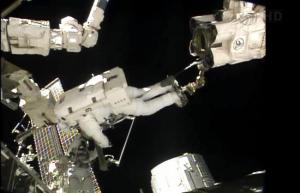 Suspenden caminata espacial tras hallar liquido en escafandra de astronauta