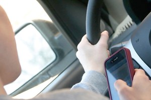 Nueva York suspenderá licencia a jóvenes que envíen mensajes mientras conducen