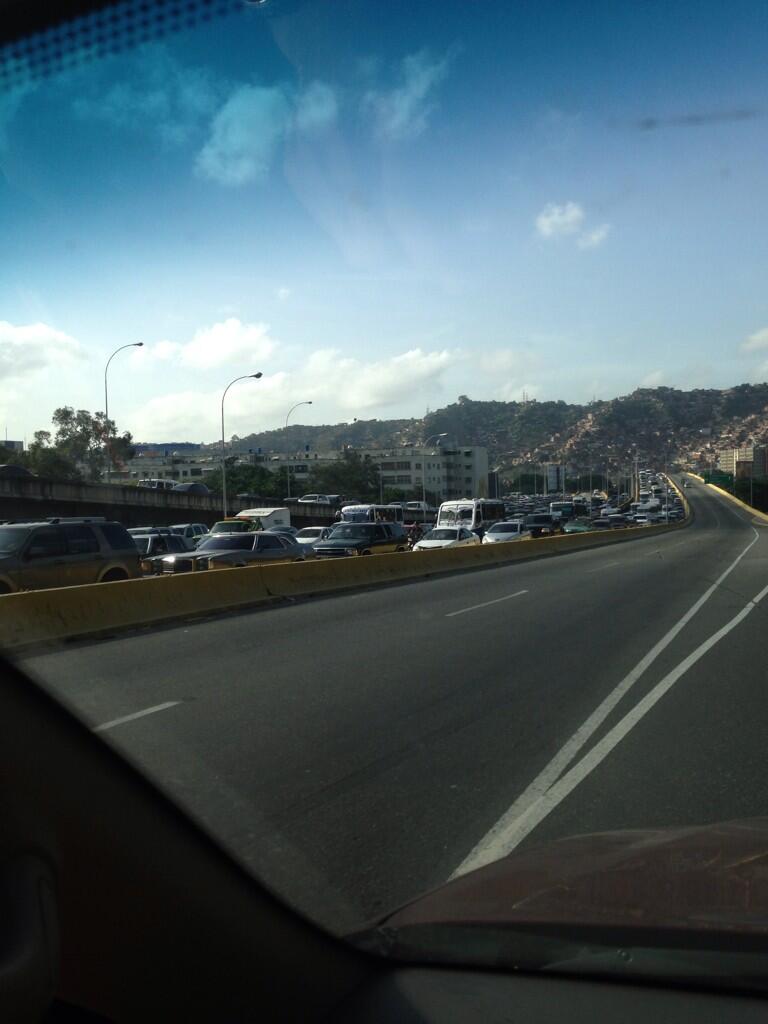 En la autopista Caracas – La Guaira, los carros ni se mueven