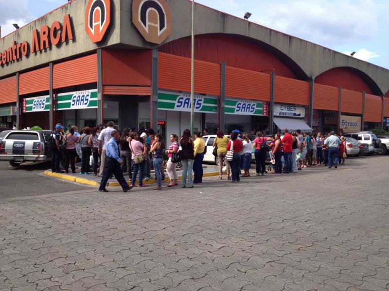 Así hicieron cola para el papel tualé en Barquisimeto (Foto)