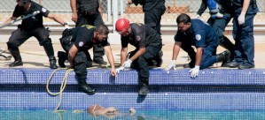 Encuentran cadáver flotando en la piscina del Polideportivo