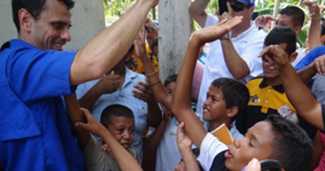 Capriles felicita a los niños en su día