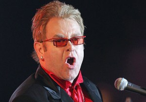 Elton John planteará derechos de homosexuales durante concierto en Moscú
