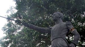 Estatua de Antonio José de Sucre se está quedando sin brazo