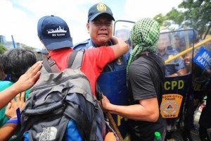 Policía llora y es consolado por manifestantes (Fotos)