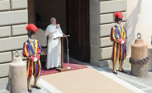 Papa guía su primer Ángelus en Castel Gandolfo y reza por la juventud