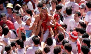 Así desnudaron a estas mujeres a la fuerza en las fiestas de ‘San Fermín’ (Video)
