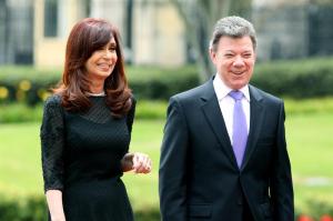 Santos recibe con honores militares a Cristina Kirchner
