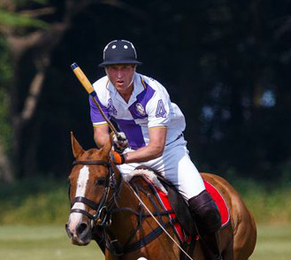 El príncipe Guillermo espera al heredero jugando polo (Foto)