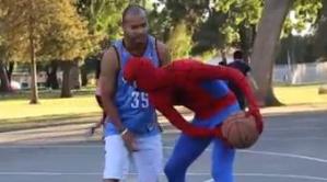 Spiderman humilla a basquetbolistas en la cancha (Video)