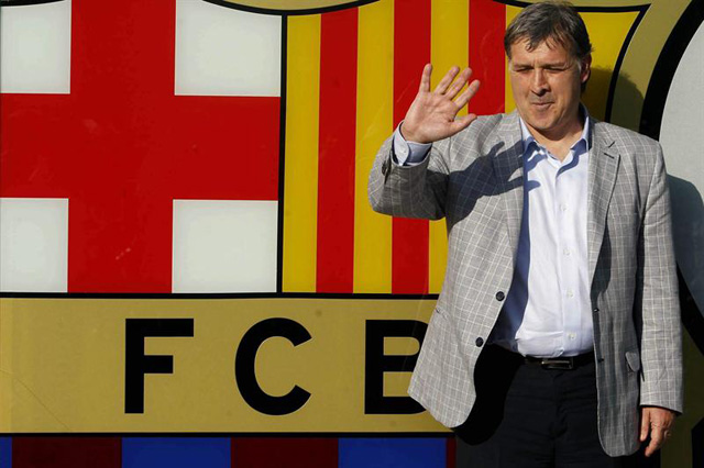 “Tata” Martino posó con el escudo del Barcelona (Fotos)