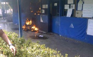 Incendian sede de la Asociación de Profesores de la Uneg (Fotos y Video)