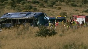 Nueve muertos al volcar un autobús en España (Foto y Video)