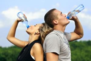 ¿Beber agua ayuda a bajar de peso?