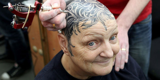 Una anciana se cansó de la peluca… ¡Y se tatuó la cabeza! (Foto)