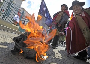 Apedrean embajada de Francia en Bolivia y queman banderas (Foto)