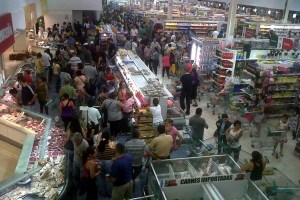 Anarquía en supermercados para comprar productos regulados
