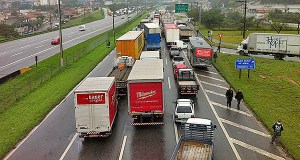 Camioneros cierran carreteras en Brasil