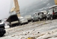 Impactante y nunca antes visto… carros chocando y cayendo al mar desde un barco en la tormenta