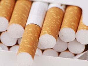 Nueva York aumenta a 21 años la edad para comprar cigarrillos